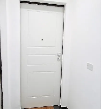 Hosts 21 Apartment